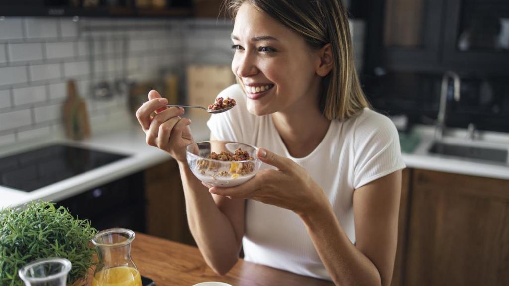 Mujer desayunando.