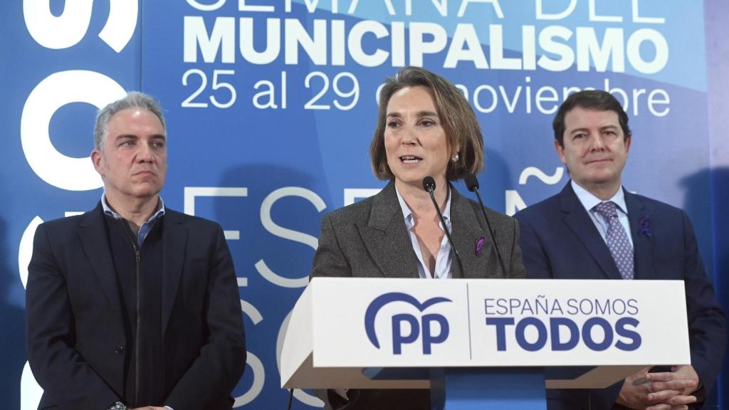 La secretaria general del PP, Cuca Gamarra, el vicesecretario de Coordinación Autonómica y Local del PP, Elías Bendodo y el presidente del PPCyL, Alfonso Fernández Mañueco, en una imagen de archivo