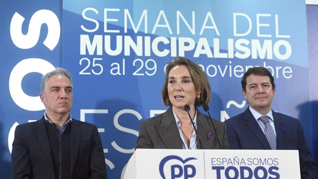 La secretaria general del PP, Cuca Gamarra, el vicesecretario de Coordinación Autonómica y Local del PP, Elías Bendodo y el presidente del PPCyL, Alfonso Fernández Mañueco, en una imagen de archivo