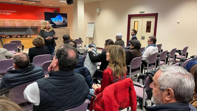 Cristina Ayala, alcaldesa de Burgos, explicando a varios colectivos el proyecto Xpande