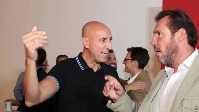 El alcalde de León, José Antonio Diez, y el ministro de Transportes y Movilidad Sostenible, Óscar Puente, en una imagen de archivo