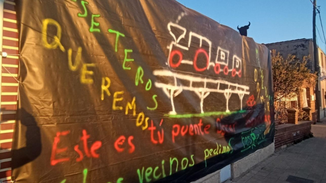 Pancarta contra Óscar Puente en Palencia