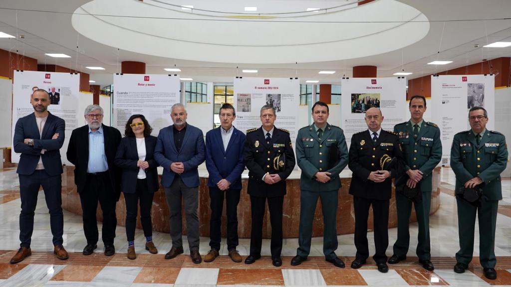 Inauguración de la exposición 'Rolando 2:15-2:45. 50 años de la primera masacre de ETA'. En al acto han participado el decano de la Facultad de Filosofía y Letras, Javier Rodríguez; el director del Centro Memorial de las Víctimas del Terrorismo, Florencio Domínguez; el presidente de la Asociación de Víctimas de Terrorismo de Castilla y León, Sebastián Nogales, y el decano del Colegio Profesional de Periodistas de Castilla y León, Pedro Lechuga