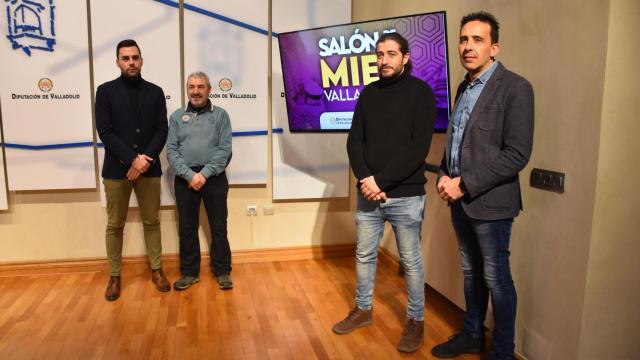 El diputado de Empleo, Desarrollo Económico y Reto Demográfico, Roberto Migallón; el diputado del servicio de Promoción Agroalimentaria y Consumo, Moisés Santa; y representantes de la Asociación Vallisoletana de Apicultores