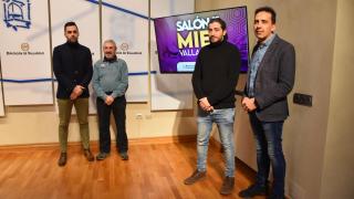 El diputado de Empleo, Desarrollo Económico y Reto Demográfico, Roberto Migallón; el diputado del servicio de Promoción Agroalimentaria y Consumo, Moisés Santa; y representantes de la Asociación Vallisoletana de Apicultores