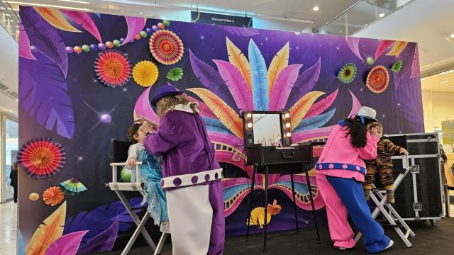 Dos maquilladoras maquillando a los niños de sus personajes favoritos en Vallsur