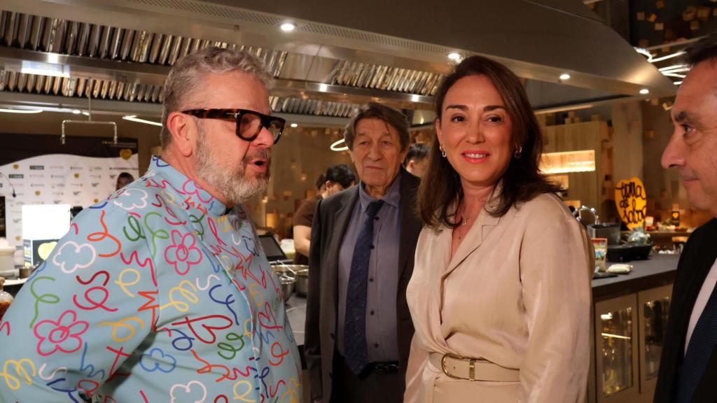 Alberto Chicote junto a la consejera de de Agricultura, Ganadería y Desarrollo Rural, María González Corral en la presentación del II Concurso Destapa las legumbres Tierra de Sabor