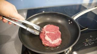 Adiós a los filetes que encogen en la sartén: el truco que usan los chefs para que la carne no suelte agua al cocinarla