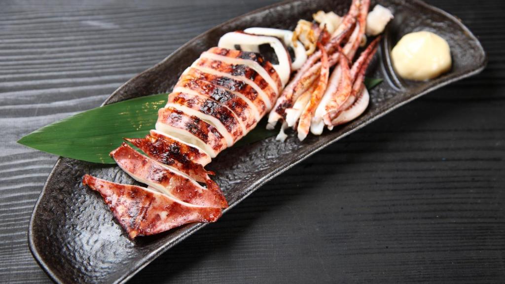 Un calamar cocinado a la plancha con alioli (Imagen de archivo)