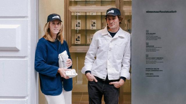 Isabel y Nikola junto a su máquina expendedora de dulces.