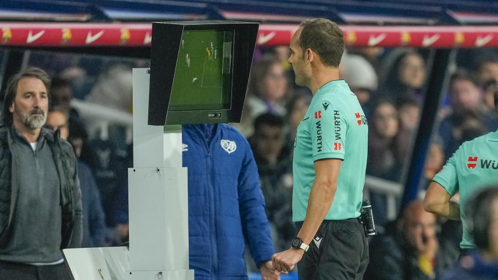 Melero López mira la pantalla del VAR durante el FC Barcelona - Rayo de La Liga