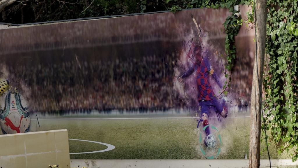 La lona gigante de Leo Messi en el chalet de las empresas de Munuera Montero y su socio