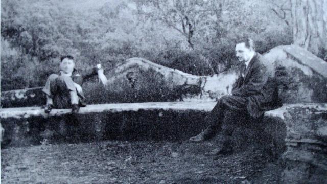 Lucio Piccolo y Giuseppe Tomasi di Lampedusa en un banco en el camino de acceso a Villa Piccolo, en Capo d'Orlando (Sicilia), a finales de la década de 1930. Foto: Wikimedia Commons