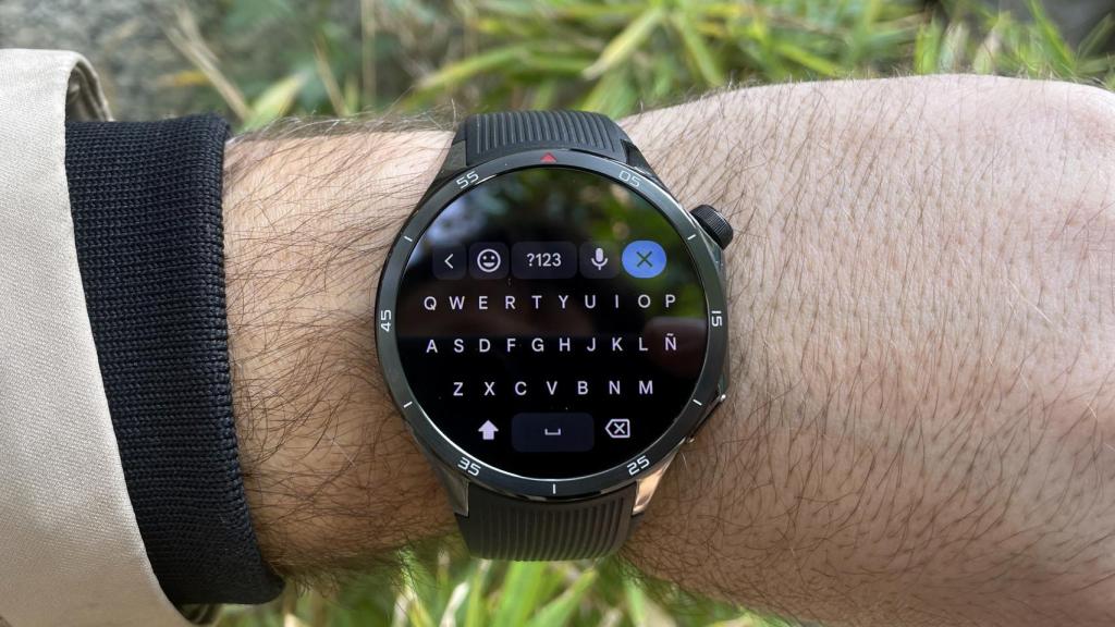 El teclado del OnePlus Watch 3 que sirve para contestar mensajes.