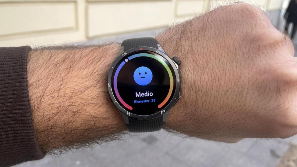 El OnePlus Watch 3 y el emoji que refleja el estado físico y mental del usuario.