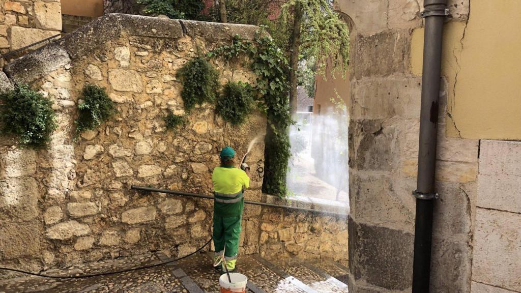 Imagen de recurso de un operario limpiando grafitis en Cuenca.