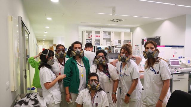 Trabajadoras del laboratorio afectado denuncian la situación protegiéndose con máscaras. Fotografía publicada por la Asociación Española de Técnicos de Laboratorio.