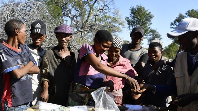 Mercado de trueque en Angola.