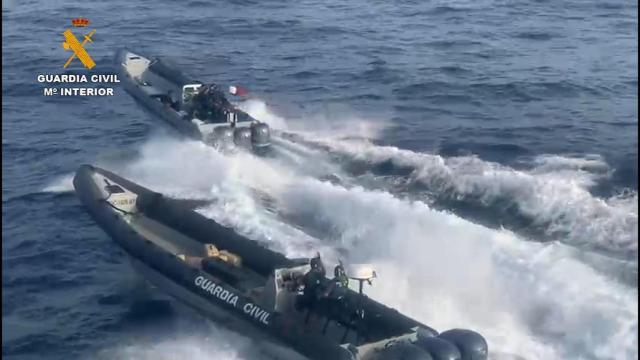 La Guardia Civil persigue una narcolancha en una imagen de archivo.