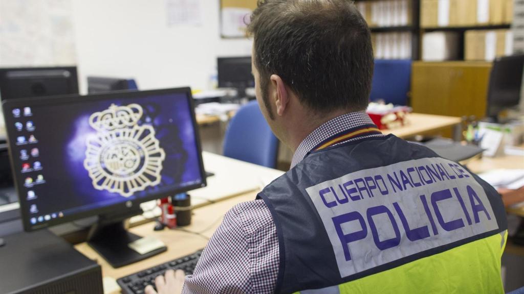 Jefe de grupo de la UDEF frente al ordenador, en imagen de archivo.