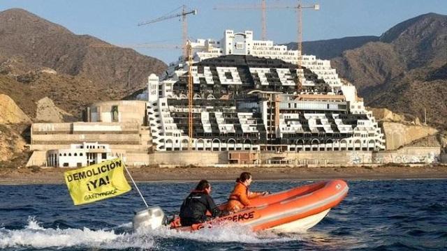 Ecologistas navegan frente al Algarrobico, hotel ilegal en el parque de Cabo de Gata, Almería.