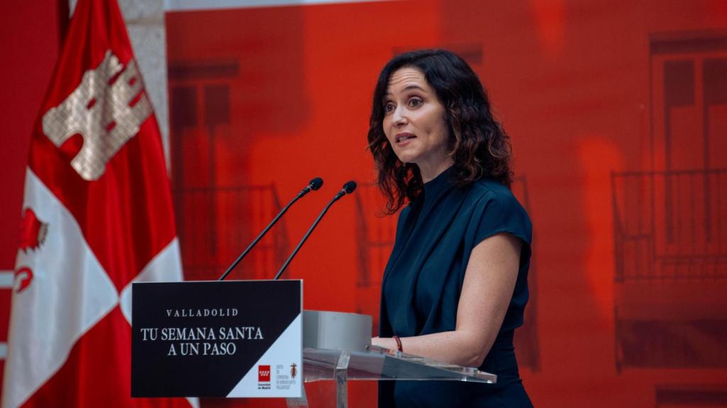 La presidenta de la Comunidad de Madrid, Isabel Díaz Ayuso, interviene durante el pregón de la Semana Santa de Valladolid, en la Real Casa de Correos.