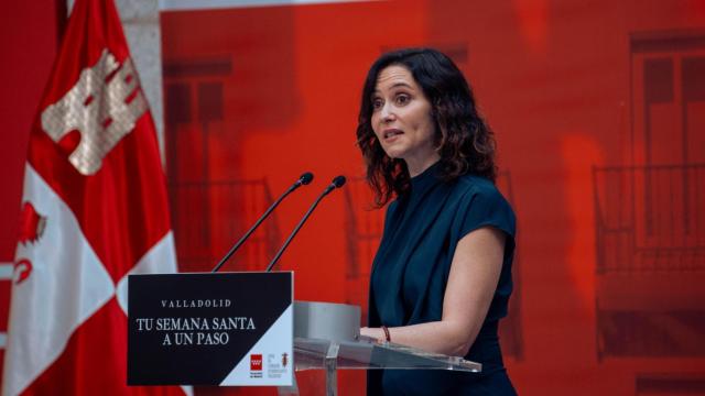 La presidenta de la Comunidad de Madrid, Isabel Díaz Ayuso, interviene durante el pregón de la Semana Santa de Valladolid, en la Real Casa de Correos.