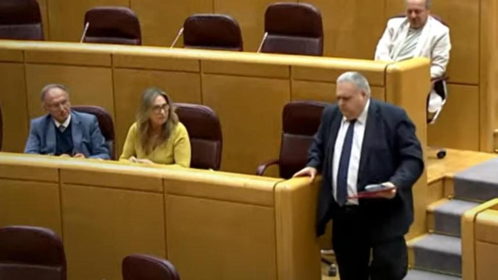 El portavoz socialista de Justicia, José María Oleaga abandona la Comisión de Justicia llamando fascista al senador popular Silván.