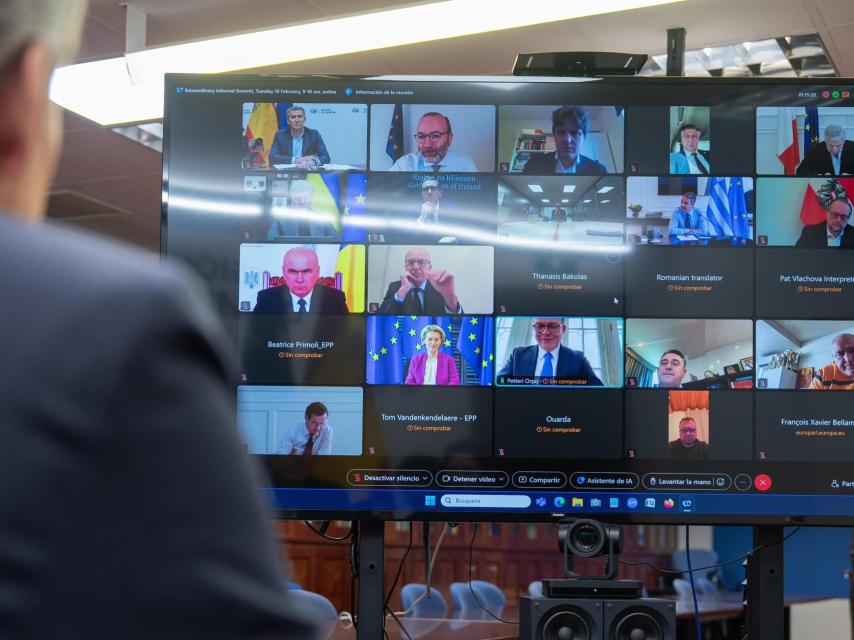 Alberto Núñez Feijóo, de espaldas y en pantalla, durante la cumbre extraordinaria del PPE por la Europa de la Defensa.