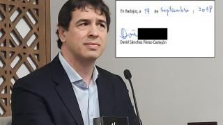 El músico David Sánchez, junto a uno de los informes firmados y fechados por él mismo que acreditan su propio trabajo en la Diputación.