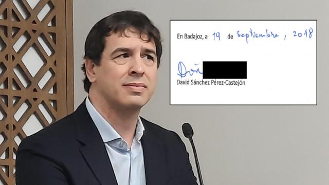 El músico David Sánchez, junto a uno de los informes firmados y fechados por él mismo que acreditan su propio trabajo en la Diputación.