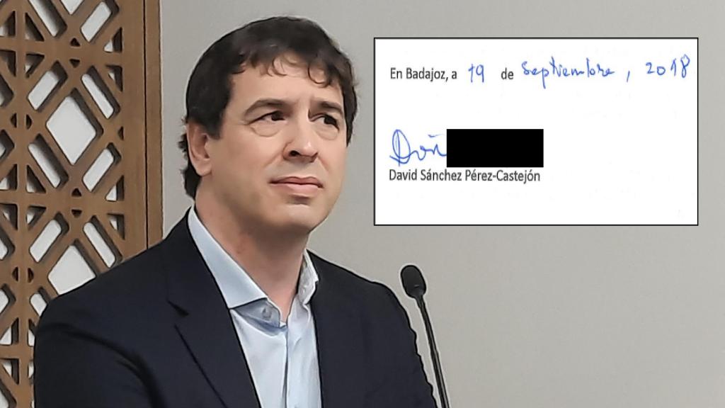 El músico David Sánchez, junto a uno de los informes firmados y fechados por él mismo que acreditan su propio trabajo en la Diputación.