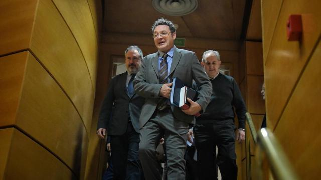 El fiscal general, Álvaro García Ortiz, llega a la Comisión de Justicia del Senado flanqueado por senadores socialistas./