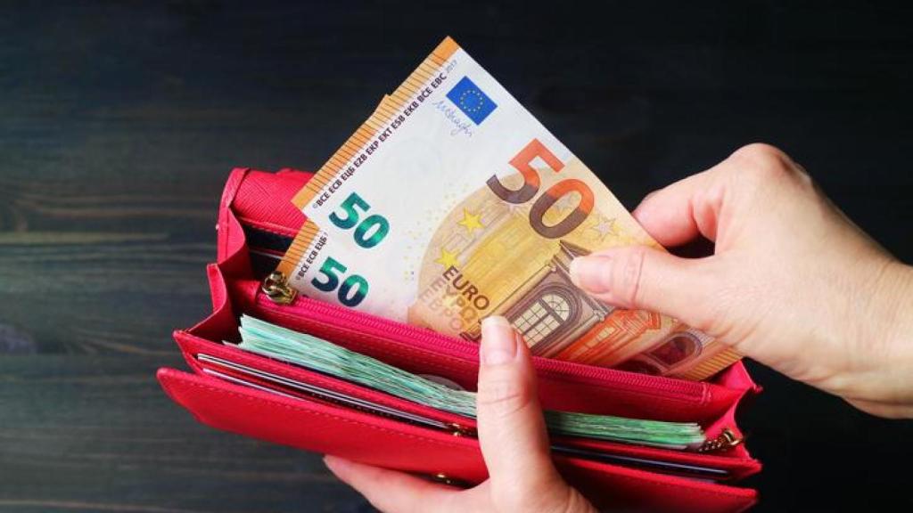 Imagen de archivo de una cartera con dinero.