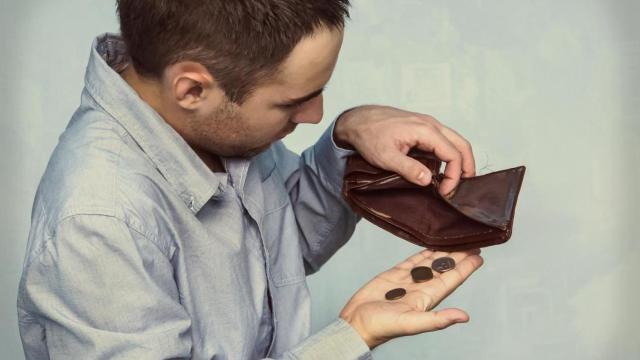 Imagen de archivo de una persona con poco dinero