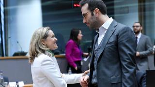 El ministro de Economía, Carlos Cuerpo, saluda a la presidenta del BEI, Nadia Calviño, durante la reunión del Ecofin este martes en Bruselas