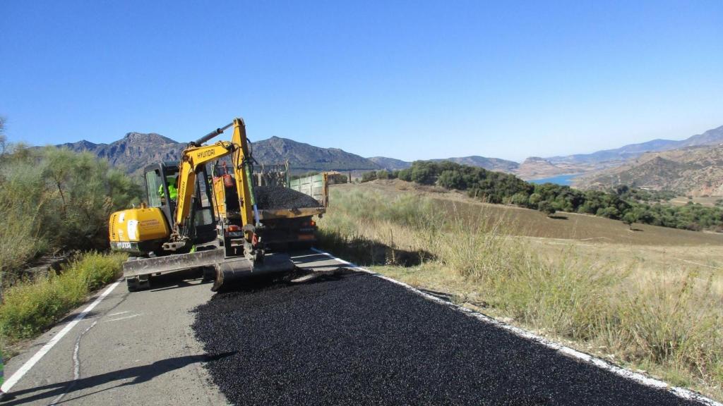 Imagen de las obras de conservación en una de las carreteras de la Junta de Andalucía en la provincia de Málaga.