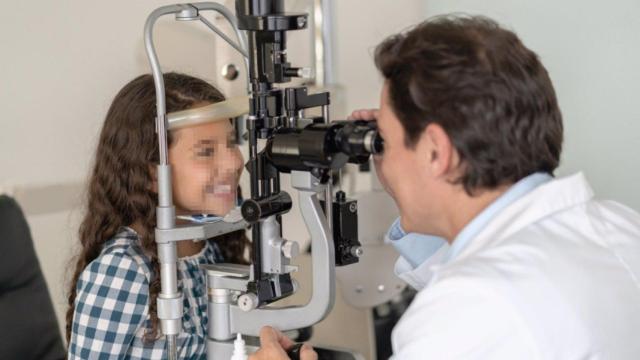 La revisión oftalmológica de un niño.