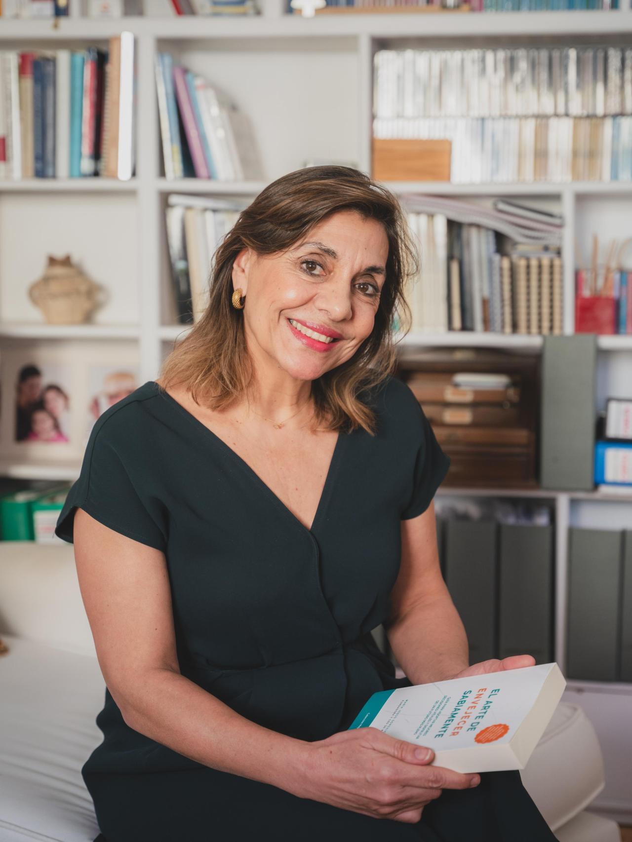 María Jesús González-Espejo posa con su libro.