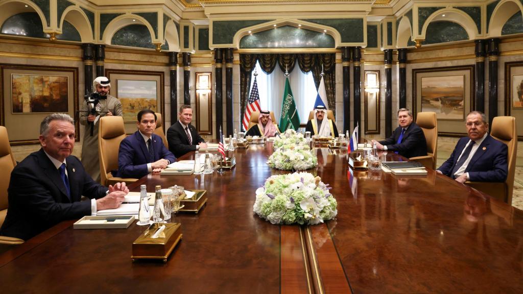 Participantes de la reunión celebrada entre EEUU y Rusia en Riad.