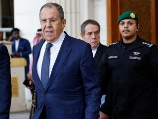 El ministro de Asuntos Exteriores de Rusia , Sergei Lavrov, sale de un hotel antes de su reunión con una delegación estadounidense en Riad.