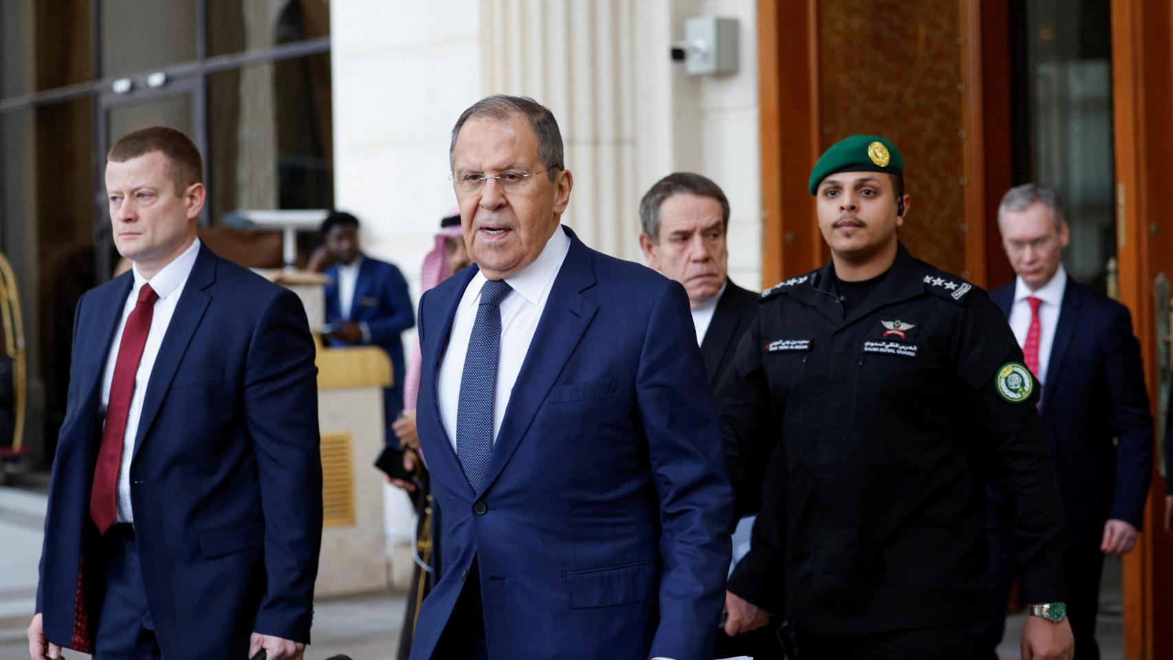 El ministro de Asuntos Exteriores de Rusia , Sergei Lavrov, sale de un hotel antes de su reunión con una delegación estadounidense en Riad.