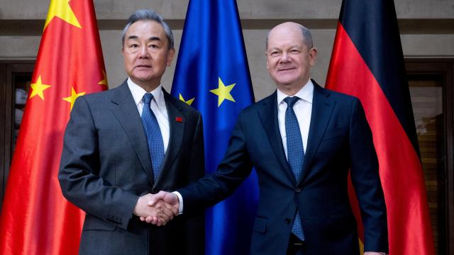 Wang Yi y Olaf Scholz, reunidos el pasado lunes en Múnich.