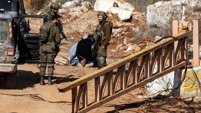 Soldados israelíes detienen a varios libaneses en la frontera entre Israel y el Líbano.