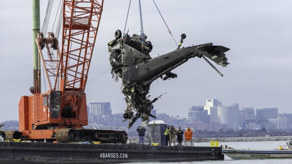 La NTSB recupera el Black Hawk accidentado con una grúa.