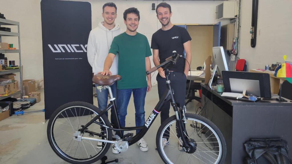 Los tres fundadores de Unicy con una bicicleta con transmisión por cardán