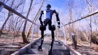 Robot humanoide chino subiendo escaleras.