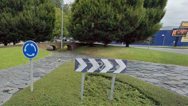La rotonda de Santa Cruz en Oleiros (A Coruña).