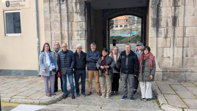 Vecinos de las Casas de Franco, hoy martes ante la sede de Urbanismo.