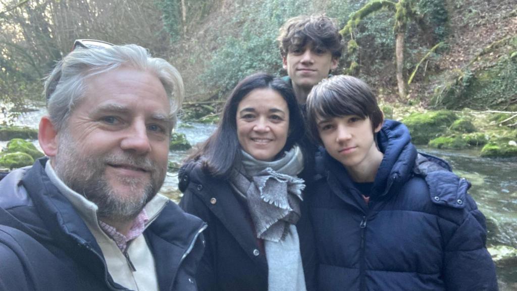 El periodista holandés Jorn Lucas vive desde hace años con su familia en A Coruña.